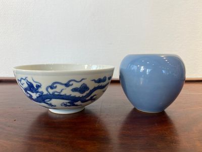 Un bol en porcelaine de Chine en bleu et blanc à décor de dragons et un lave-pinceaux en bleu monochrome, marque de Qianlong, 19/20ème — photo 1