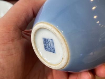 Un bol en porcelaine de Chine en bleu et blanc à décor de dragons et un lave-pinceaux en bleu monochrome, marque de Qianlong, 19/20ème — photo 8