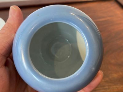 Un bol en porcelaine de Chine en bleu et blanc à décor de dragons et un lave-pinceaux en bleu monochrome, marque de Qianlong, 19/20ème — photo 10