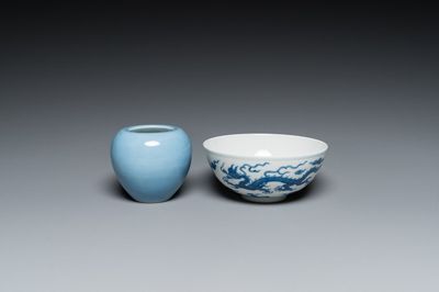 Un bol en porcelaine de Chine en bleu et blanc à décor de dragons et un lave-pinceaux en bleu monochrome, marque de Qianlong, 19/20ème
