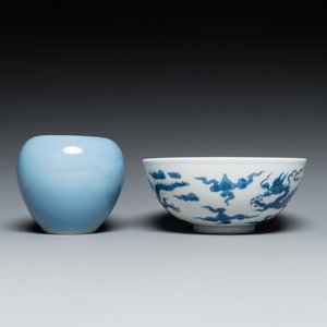 Un bol en porcelaine de Chine en bleu et blanc à décor de dragons et un lave-pinceaux en bleu monochrome, marque de Qianlong, 19/20ème — photo 3