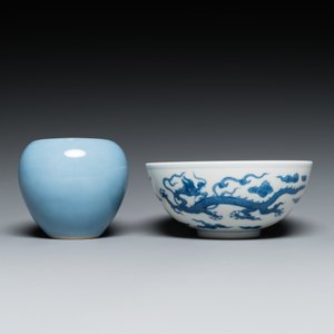 Un bol en porcelaine de Chine en bleu et blanc à décor de dragons et un lave-pinceaux en bleu monochrome, marque de Qianlong, 19/20ème — photo 4