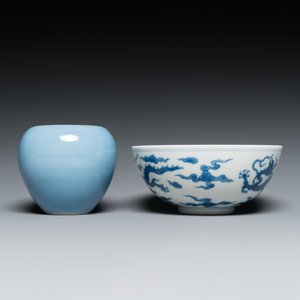 Un bol en porcelaine de Chine en bleu et blanc à décor de dragons et un lave-pinceaux en bleu monochrome, marque de Qianlong, 19/20ème — photo 5