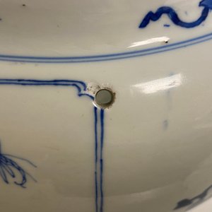 Un bol en porcelaine de Chine en bleu et blanc à décor de figures dans un paysage, Kangxi — photo 11