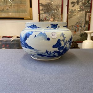 Un bol en porcelaine de Chine en bleu et blanc à décor de figures dans un paysage, Kangxi — photo 16