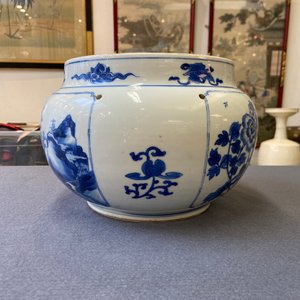 Un bol en porcelaine de Chine en bleu et blanc à décor de figures dans un paysage, Kangxi — photo 19