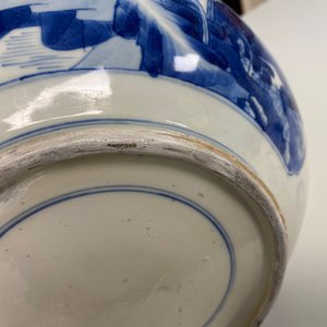 Un bol en porcelaine de Chine en bleu et blanc à décor de figures dans un paysage, Kangxi — photo 10