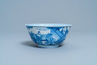 Un bol en porcelaine de Chine en bleu et blanc à décor de figures dans un paysage, marque et époque de Kangxi