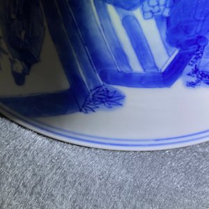 Un bol en porcelaine de Chine en bleu et blanc à décor de figures dans un paysage, marque et époque de Kangxi — photo 9