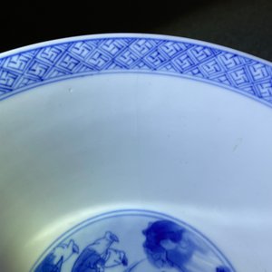 Un bol en porcelaine de Chine en bleu et blanc à décor de figures dans un paysage, marque et époque de Kangxi — photo 10