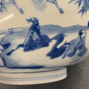 Un bol en porcelaine de Chine en bleu et blanc à décor de lettrés et leurs servants, marque et époque de Kangxi — photo 9