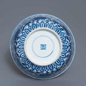 Un bol en porcelaine de Chine en bleu et blanc à décor de pivoines, Kangxi — photo 10