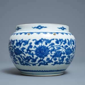 Un bol en porcelaine de Chine en bleu et blanc à décor de rinceaux de lotus, Kangxi — photo 3