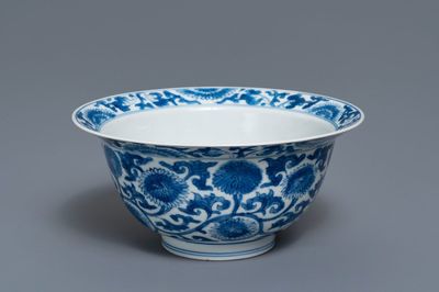 Un bol en porcelaine de Chine en bleu et blanc à décor de rinceaux floraux, Kangxi