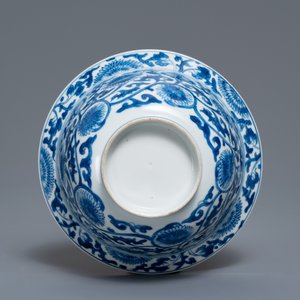 Un bol en porcelaine de Chine en bleu et blanc à décor de rinceaux floraux, Kangxi — photo 7