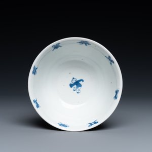 Un bol en porcelaine de Chine en bleu et blanc à décor de scènes du 'Xi Xiang Ji', Kangxi — photo 8