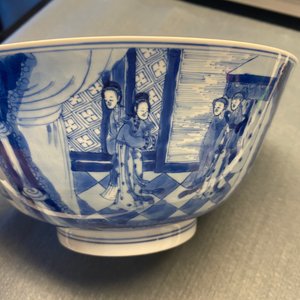 Un bol en porcelaine de Chine en bleu et blanc à décor de scènes du 'Xi Xiang Ji', marque et époque de Kangxi — photo 14
