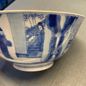 Un bol en porcelaine de Chine en bleu et blanc à décor de scènes du 'Xi Xiang Ji', marque et époque de Kangxi — photo 15