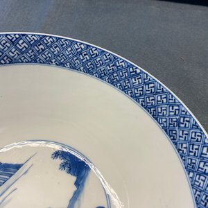 Un bol en porcelaine de Chine en bleu et blanc à décor de scènes du 'Xi Xiang Ji', marque et époque de Kangxi — photo 10