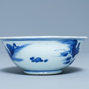 Un bol en porcelaine de Chine en bleu et blanc à décor de Wang Xizhi, époque Transition — photo 3
