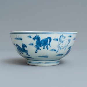 Un bol en porcelaine de Chine en bleu et blanc à décor des 'Huit chevaux de Mu Wang', marque de Yongle, Kangxi — photo 2