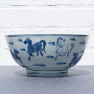Un bol en porcelaine de Chine en bleu et blanc à décor des 'Huit chevaux de Mu Wang', marque de Yongle, Kangxi — photo 10