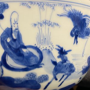 Un bol en porcelaine de Chine en bleu et blanc à décor d'immortels, Kangxi — photo 26