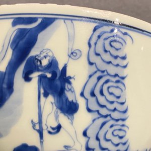 Un bol en porcelaine de Chine en bleu et blanc à décor d'immortels, Kangxi — photo 28