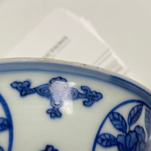 Un bol en porcelaine de Chine en bleu et blanc à décor d'un dragon, marque et époque de Wanli — photo 20