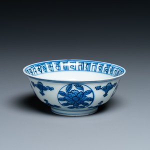 Un bol en porcelaine de Chine en bleu et blanc à décor d'un dragon, marque et époque de Wanli — photo 4
