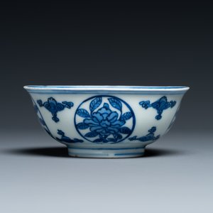 Un bol en porcelaine de Chine en bleu et blanc à décor d'un dragon, marque et époque de Wanli — photo 6
