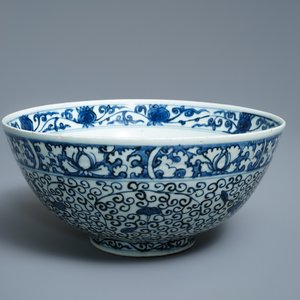 Un bol en porcelaine de Chine en bleu et blanc à décor d'un kylin, Wanli — photo 1
