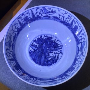 Un bol en porcelaine de Chine en bleu et blanc à décor d'un paysage, Wanli — photo 8