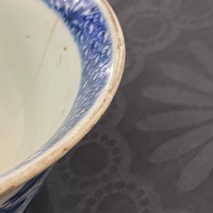 Un bol en porcelaine de Chine en bleu et blanc à décor d'un poême, époque Transition — photo 12