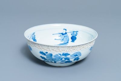 Un bol en porcelaine de Chine en bleu et blanc à décor en relief, Kangxi