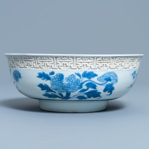 Un bol en porcelaine de Chine en bleu et blanc à décor en relief, Kangxi — photo 4