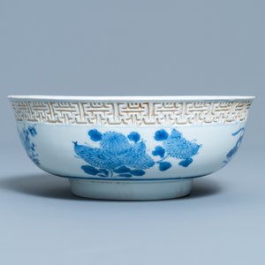 Un bol en porcelaine de Chine en bleu et blanc à décor en relief, Kangxi — photo 6