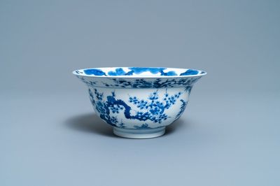 Un bol en porcelaine de Chine en bleu et blanc à décor 'Les trois amis de l'hiver', marque et époque de Kangxi