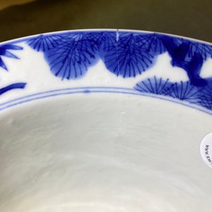 Un bol en porcelaine de Chine en bleu et blanc à décor 'Les trois amis de l'hiver', marque et époque de Kangxi — photo 15