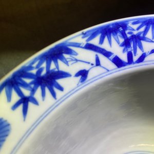 Un bol en porcelaine de Chine en bleu et blanc à décor 'Les trois amis de l'hiver', marque et époque de Kangxi — photo 16