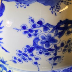 Un bol en porcelaine de Chine en bleu et blanc à décor 'Les trois amis de l'hiver', marque et époque de Kangxi — photo 19