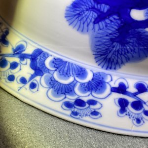 Un bol en porcelaine de Chine en bleu et blanc à décor 'Les trois amis de l'hiver', marque et époque de Kangxi — photo 30