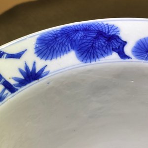 Un bol en porcelaine de Chine en bleu et blanc à décor 'Les trois amis de l'hiver', marque et époque de Kangxi — photo 32