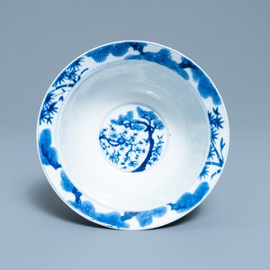 Un bol en porcelaine de Chine en bleu et blanc à décor 'Les trois amis de l'hiver', marque et époque de Kangxi — photo 5
