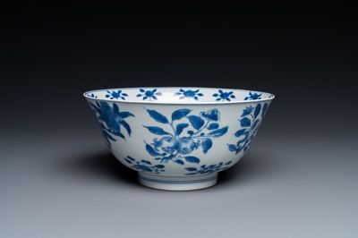 Un bol en porcelaine de Chine en bleu et blanc à décor 'sanduo', marque et époque de Kangxi