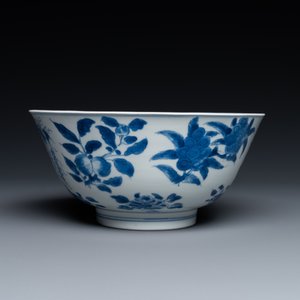 Un bol en porcelaine de Chine en bleu et blanc à décor 'sanduo', marque et époque de Kangxi — photo 4