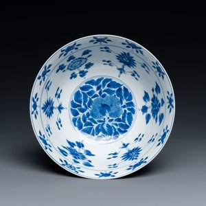 Un bol en porcelaine de Chine en bleu et blanc à décor 'sanduo', marque et époque de Kangxi — photo 8