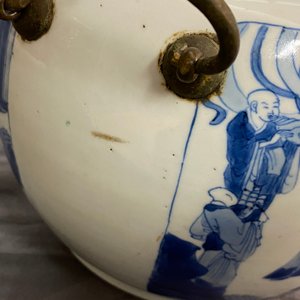 Un bol en porcelaine de Chine en bleu et blanc aux anses en bronze, Kangxi — photo 13