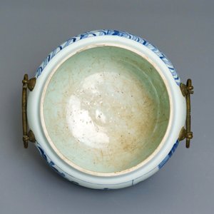 Un bol en porcelaine de Chine en bleu et blanc aux anses en bronze, Kangxi — photo 5