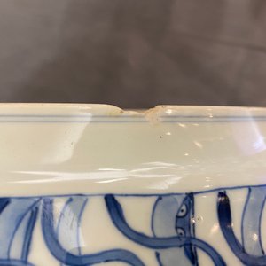 Un bol en porcelaine de Chine en bleu et blanc aux anses en bronze, Kangxi — photo 9